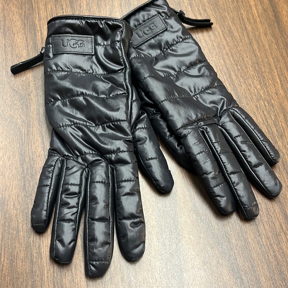 ***Wore Once*** UGG Gloves (small/medium)